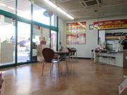 明るく光の差し込む待合室もあります！作業中はここでお待ちいただくことも出来ますよ。