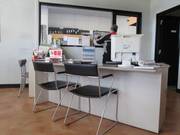 商談スペースです。明るい店内でしっかりとご相談に応じます。