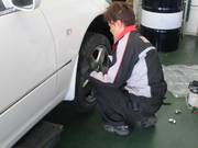 タイヤ交換もスピーディーに行います。