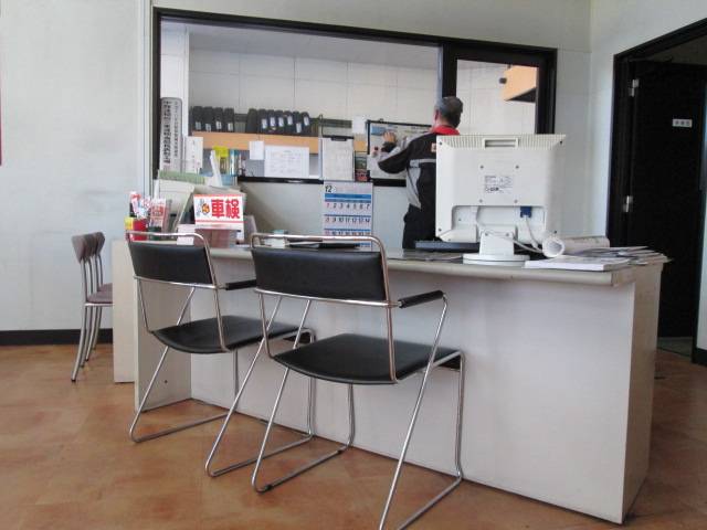 商談スペースです。明るい店内でしっかりとご相談に応じます。