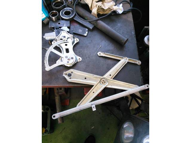 トヨタヴォクシー ガラス修理【三重県　鈴鹿市、亀山市で車の車検、修理、整備ならクラタ自販まで！】