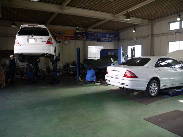 工場内で様々な整備・修理を行っております。