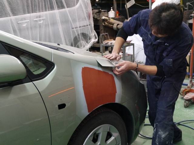 フェンダーのキズやヘコミの修理・再塗装！