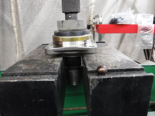 三菱　ミニキャブバン　ハブベアリング交換　愛知県　あま市　海部郡　名古屋市　ミニキャブ　ハブベアリング交換　ハブベアリング　異音　ハブベアリング　ガタ　ホイールベアリング交換　タイロッドエンドブーツ交換　ボールジョイントブーツ交換　