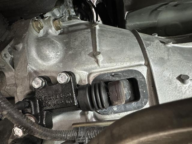 日産　スカイライン　CPV35　クラッチレリーズシリンダー　クラッチホース　クラッチオイル　交換