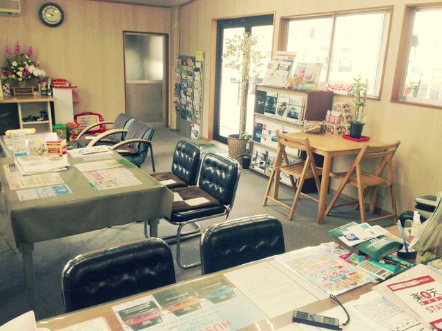 店内ではゆっくりと落ち着いて商談が出来るように心がけております。