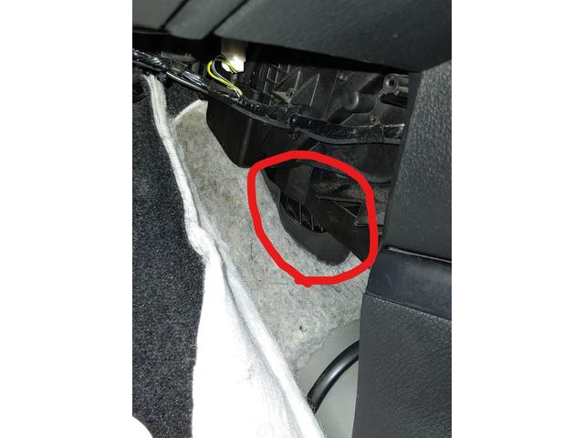 デミオ（DY3W)のエアコン使用時に車内に水が溜まる修理