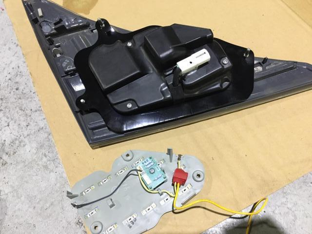 トヨタ　ヴェルファイア　テールランプ内ＬＥＤ基板交換修理
名古屋市　天白区