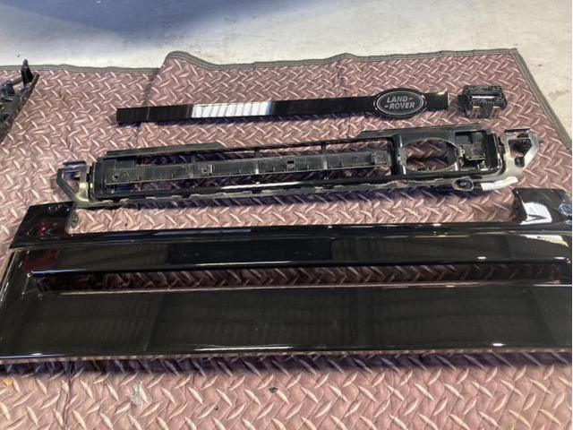 ランドローバー ディフェンダー 持ち込みグリル交換
名古屋市 天白区