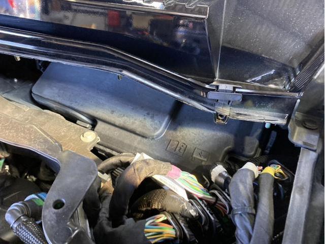 ランドローバー ディフェンダー 持ち込みグリル交換
名古屋市 天白区