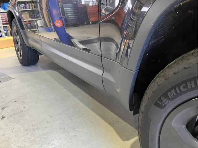 ディフェンダー　持ち込みサイドステップ取付
名古屋市　天白区