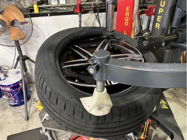 メルセデス　ベンツ　ＥＱＥ　持込タイヤ交換
名古屋市　天白区