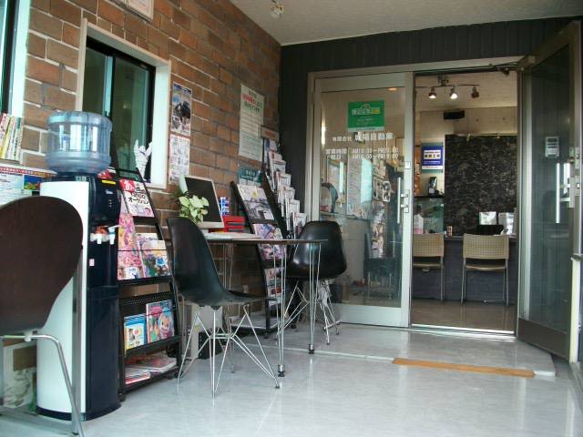 【店舗内の待合室です】お客様のご来店お待ちしております。