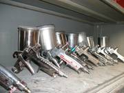 塗装トラブルの無いようスプレーガンも色分けするこだわり。