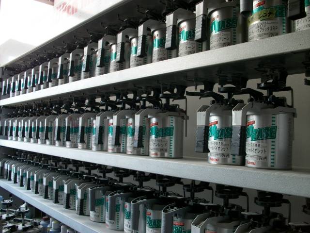 塗装もこれだけの色から調合して作ります。車種はもちろんお客様のお車の状態によって施工致します。