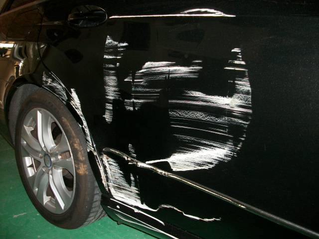 こんな大きなキズでも直します。保険を用いるようなものでの当店にお任せ下さい！