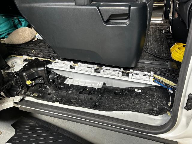 トヨタ　ヴェルファイア　持ち込み　LEDスカッフプレート取り付け　名古屋市中川区　名古屋市南区