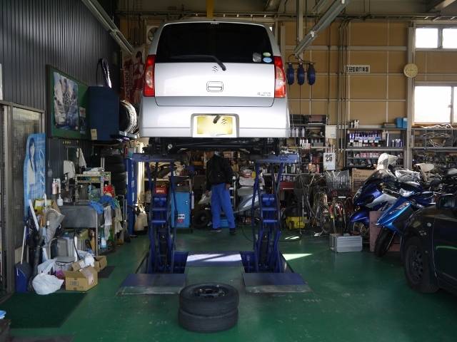 リフト完備で車体の下部までしっかり確認出来ます！