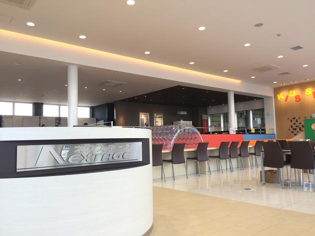 明るく開放的な広々ショールーム。無料ドリンクもご用意しています。