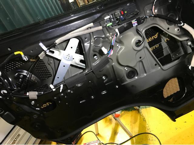 ５型ハイエース　フロントドアデッドニング　ロックフォードP1675-S