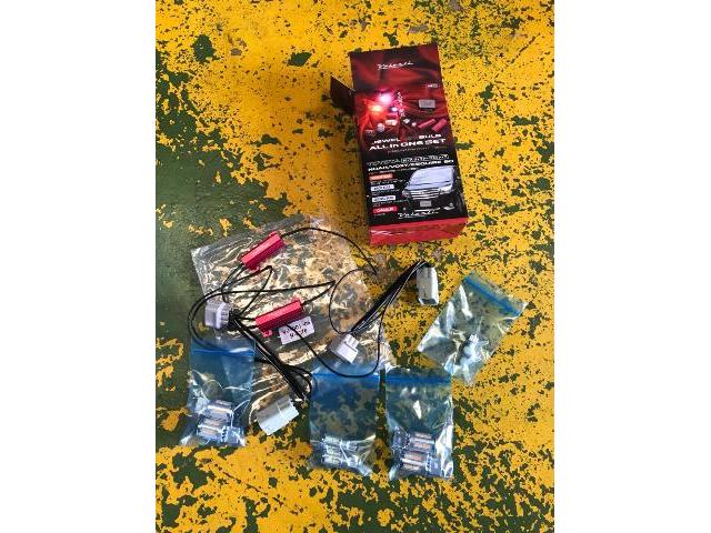 新車80系ヴォクシーＨＶ　ヴァレンティＬＥＤバルブセット施工