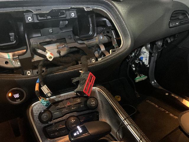 2019年　DODGEチャレンジャー392T/A（アップルカープレイ装着車）　インターフェース取付（地デジ追加＆HDMIミラーリンク化）　ユピテル指定店モデル「Z200L」施工一式