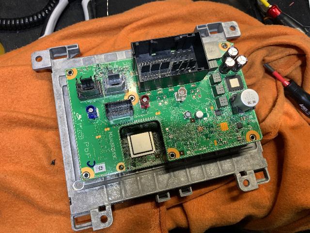 2019年　DODGEチャレンジャー392T/A（アップルカープレイ装着車）　インターフェース取付（地デジ追加＆HDMIミラーリンク化）　ユピテル指定店モデル「Z200L」施工一式