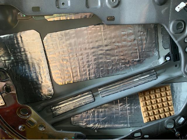 Jeep レネゲード　キッカーQSスピーカー　サイレントコートデッドニング　マッチDSP内臓アンプ施工一式