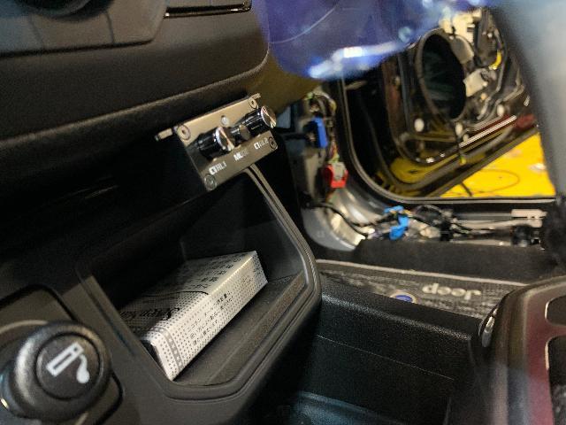 Jeep レネゲード　キッカーQSスピーカー　サイレントコートデッドニング　マッチDSP内臓アンプ施工一式
