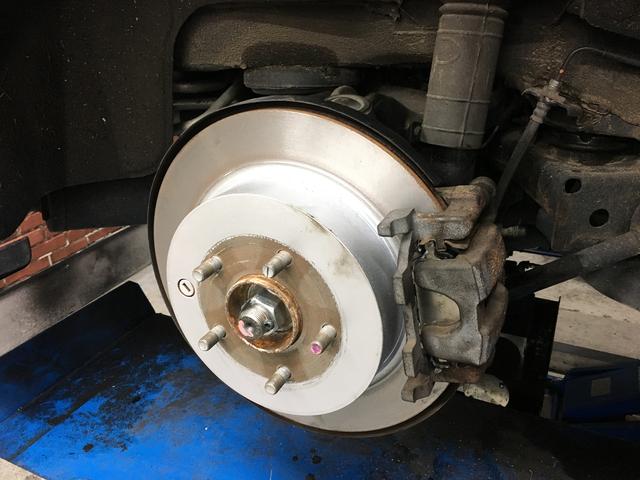 ニッサン エルグランド ブレーキ修理 高山市のお客様よりご依頼頂きました。