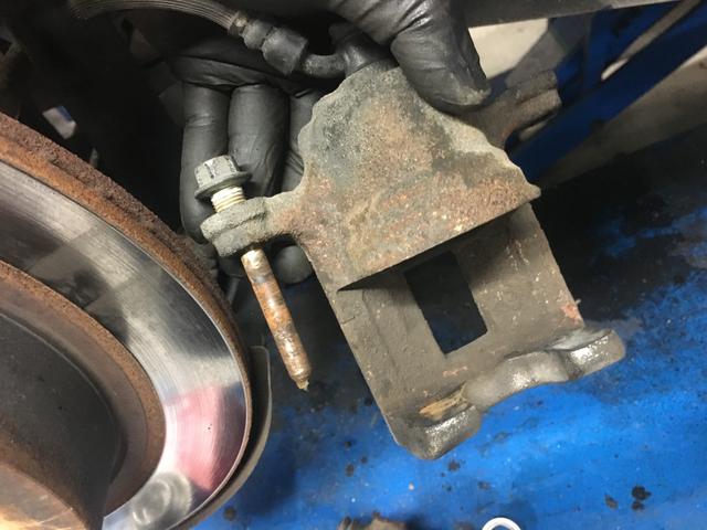 ニッサン エルグランド ブレーキ修理 高山市のお客様よりご依頼頂きました。