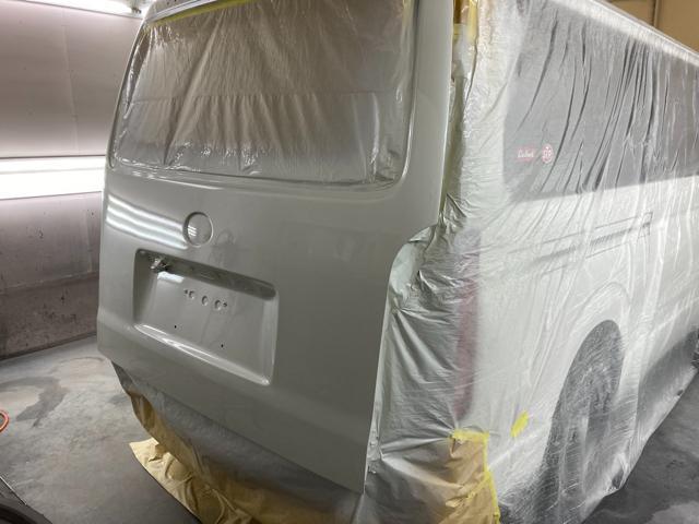 トヨタハイエースバンバックドア修理
安城市からのお客様