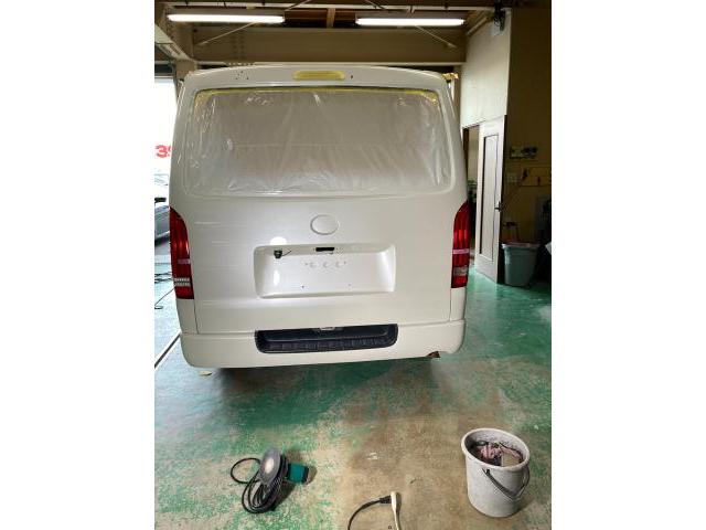 トヨタハイエースバンバックドア修理
安城市からのお客様