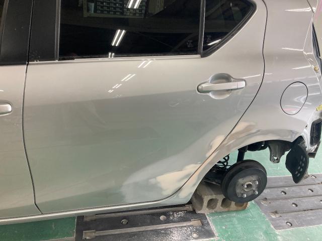 トヨタ　アクア左リヤドア・クォーターパネル鈑金・塗装
修理　知立市からのお客様