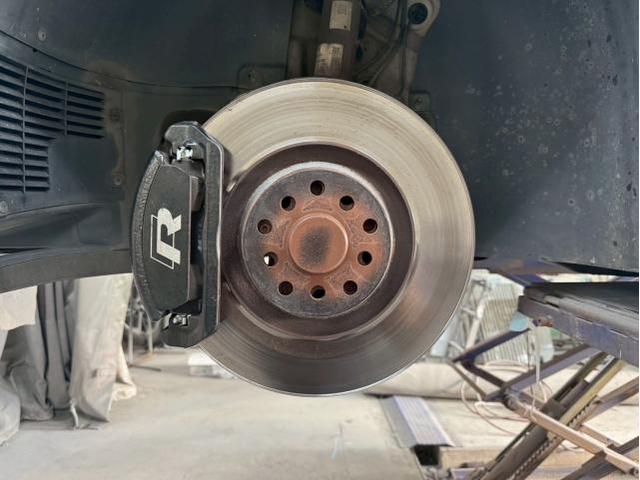 フォルクスワーゲン　ゴルフＲ　ABA-AUDJHF　名古屋市緑区キャリパー塗装・ホイールコーティング　名古屋市土日フォルクスワーゲンキャリパー塗装　大府市土日ゴルフ車検　名古屋市天白区フォルクスワーゲン修理　整備鈑金作業実績年間5800台超