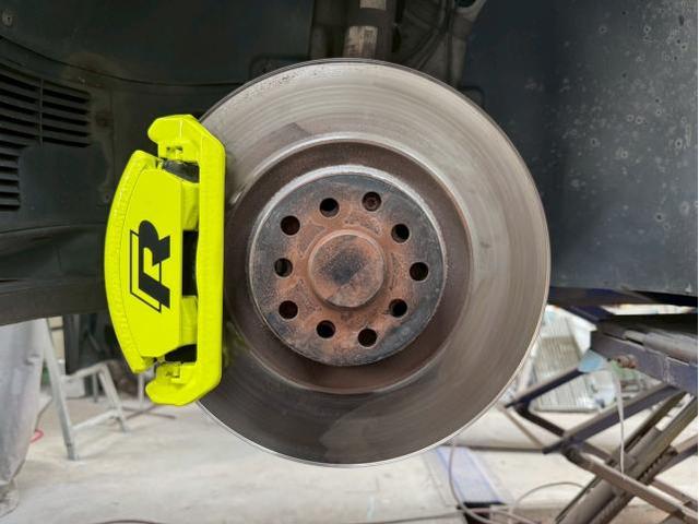 フォルクスワーゲン　ゴルフＲ　ABA-AUDJHF　名古屋市緑区キャリパー塗装・ホイールコーティング　名古屋市土日フォルクスワーゲンキャリパー塗装　大府市土日ゴルフ車検　名古屋市天白区フォルクスワーゲン修理　整備鈑金作業実績年間5800台超