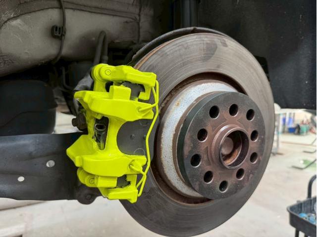 フォルクスワーゲン　ゴルフＲ　ABA-AUDJHF　名古屋市緑区キャリパー塗装・ホイールコーティング　名古屋市土日フォルクスワーゲンキャリパー塗装　大府市土日ゴルフ車検　名古屋市天白区フォルクスワーゲン修理　整備鈑金作業実績年間5800台超