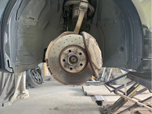 メルセデス・ベンツ　Ｃクラスステーションワゴン　RBA-205242　名古屋市緑区輸入車キャリパー塗装　名古屋市土日ベンツキャリパー塗装　大府市土日ベンツCクラス車検　刈谷市土日ベンツ修理　整備鈑金作業実績年間5800台超