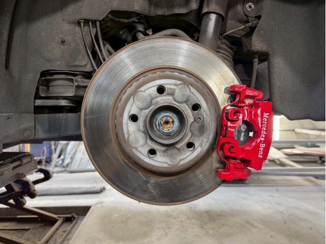 メルセデス・ベンツ　Ｃクラスステーションワゴン　RBA-205242　名古屋市緑区輸入車キャリパー塗装　名古屋市土日ベンツキャリパー塗装　大府市土日ベンツCクラス車検　刈谷市土日ベンツ修理　整備鈑金作業実績年間5800台超