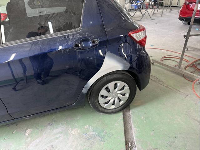 トヨタ　ヴィッツハイブリッドFセーフティーエディション　キズ・凹み直し　名古屋市緑区鈑金塗装　大府市土日ヴィッツ車検　東海市土日ヴィッツ凹み修理　名古屋市南区鈑金塗装見積もり　整備鈑金作業実績年間5800台超