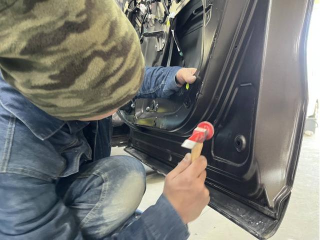 三菱　アウトランダーＰＨＥＶ　左後ろキズシートベルト挟みのへこみ修理　名古屋市凹み修理　大府市部分修理　　東海市土日左後ろ傷修理　刈谷市鈑金塗装　名古屋市アウトランダー修理　整備鈑金作業実績年間5800台超