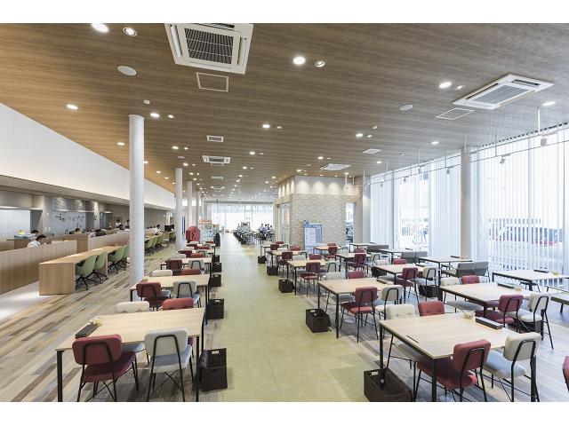 ショールーム内も広々！ぜひご家族皆様でお越しください。