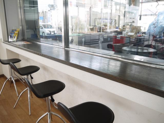 店内から愛車の整備風景をご覧になれます。