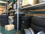 タイヤ倉庫です。お客様からお預かりしているタイヤは屋内にて大切に保管しております。