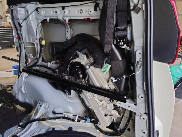 トヨタ　アルファード　トヨタ純正ボルテージインバータ取り付け