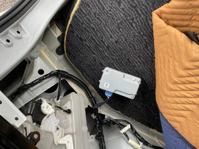 トヨタ　アルファード　トヨタ純正ボルテージインバータ取り付け