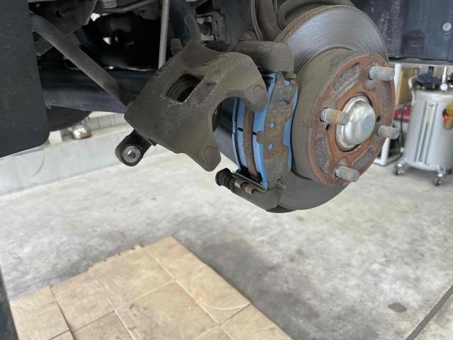 スズキ　エブリイ　DA64V　ファンベルト交換　ファンベルトテンショナー交換　ブレーキパット交換