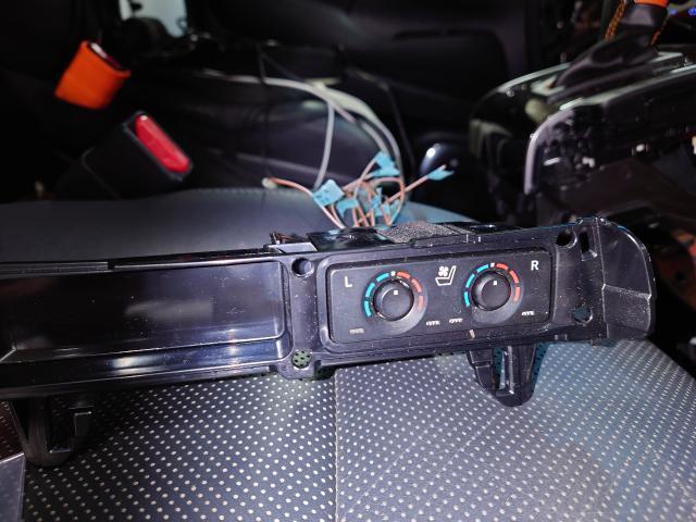 トヨタ　アルファード　エグゼクティブラウンジ純正パワーシート取り付け　冷風機能