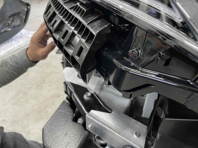 トヨタ　80ハリアー　MXUA80　グリル交換　PHEVグリル交換　フロントバンパー付けにくい