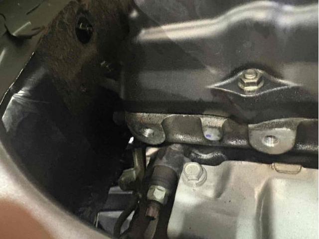 トヨタ　ハイエースバン　KDH201V　エンジンオイル漏れ　タペットカバーパッキン交換　ホールプラグ交換